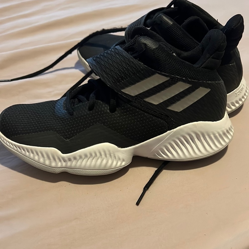 Basketball Adidas size 6 only worn once